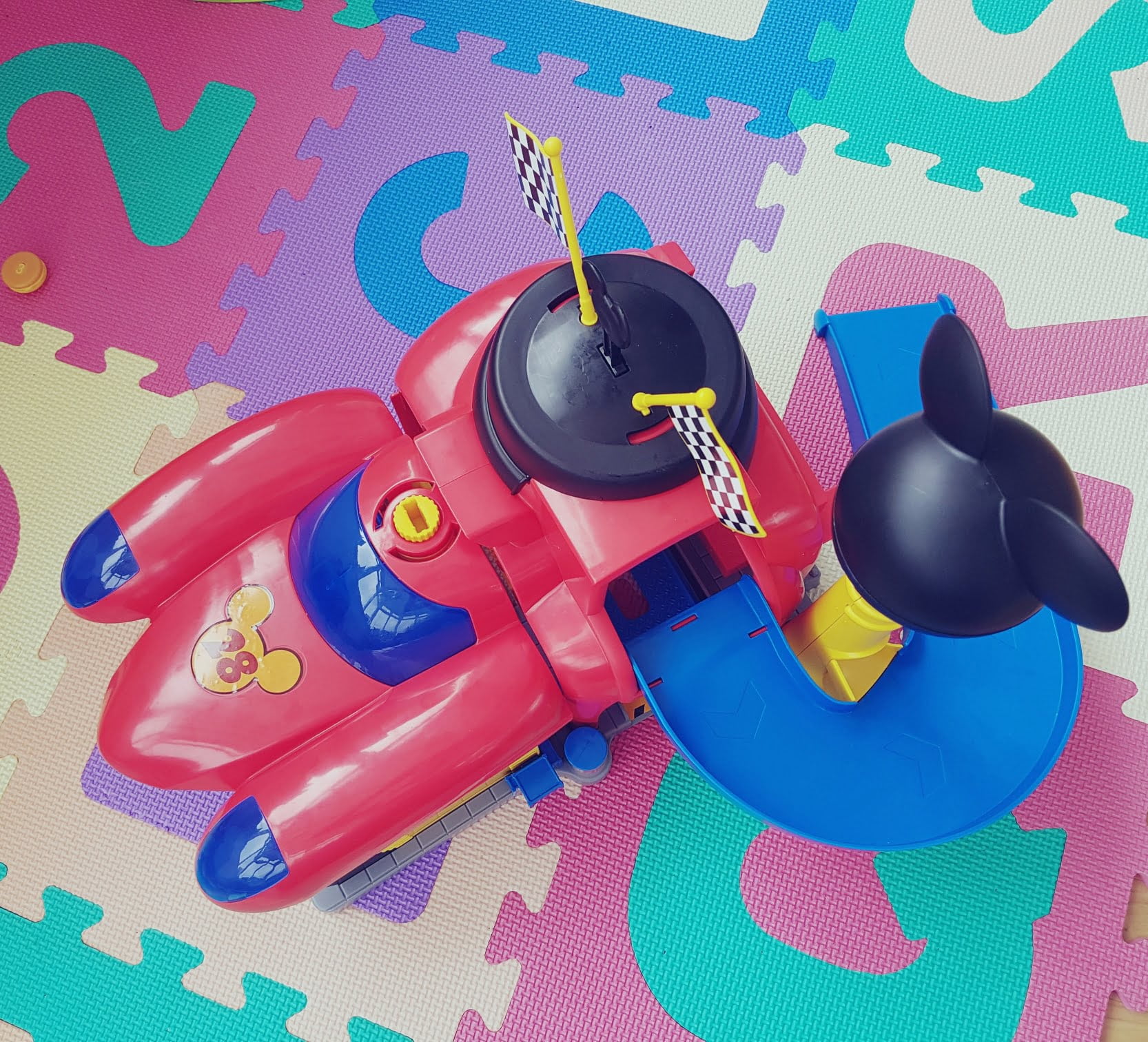 mickey and the roadster racers garage playset