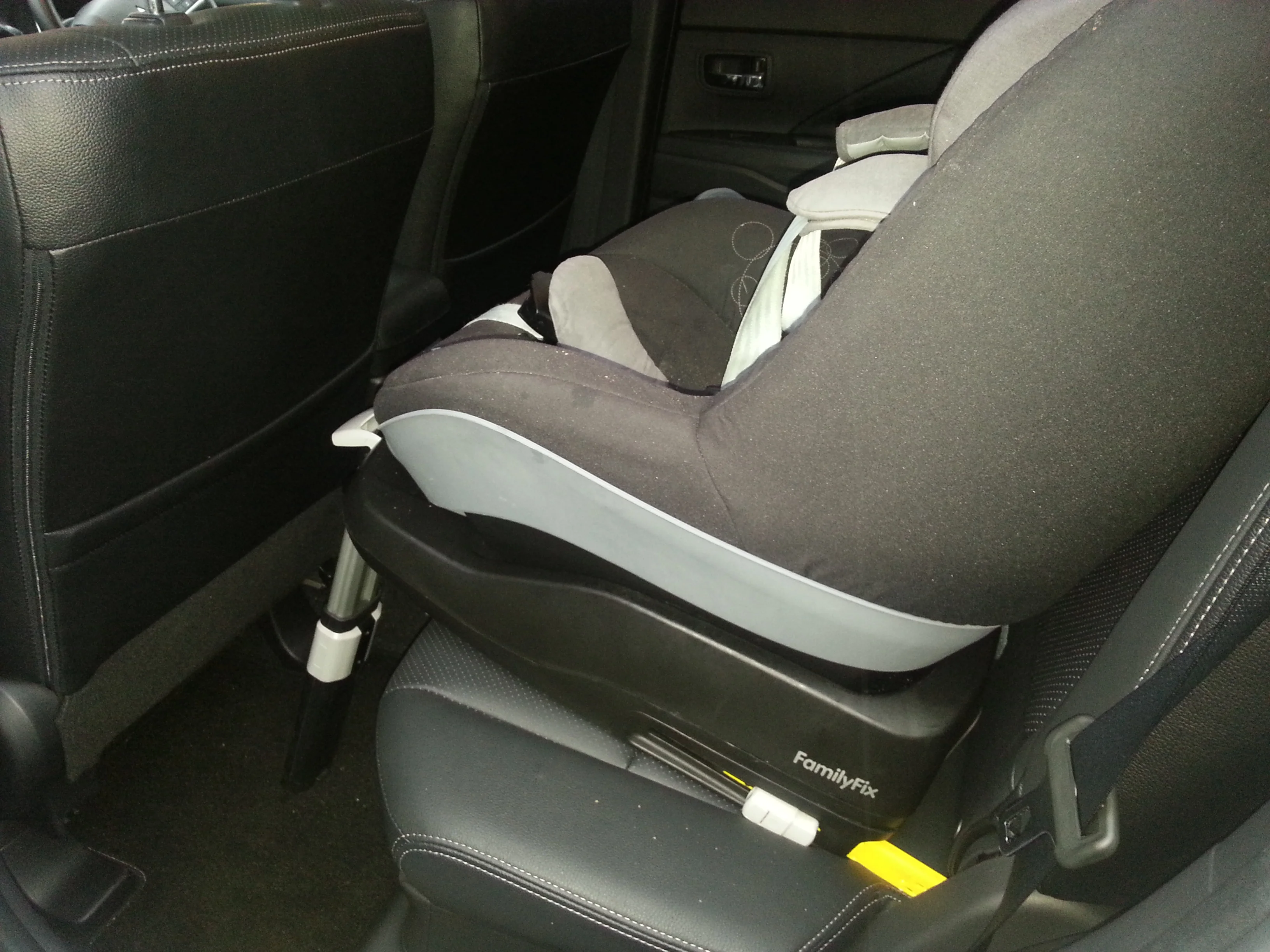 Does mitsubishi outlander have isofix best sale